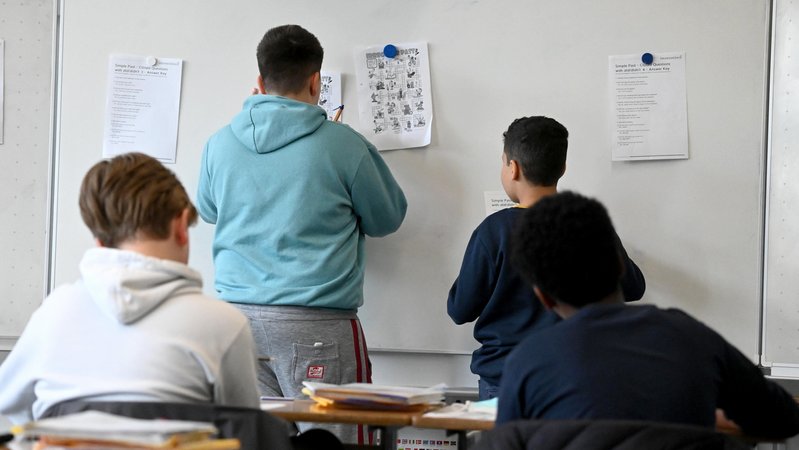 Zwei Schüler im Jogginganzug. Eine Studie hat untersucht, ob sich Faktoren wie Herkunft, Geschlecht und Gewicht auf Schulnoten auswirken. | Bild: picture alliance/SZ Photo/Stephan Rumpf Zwei Schüler im Jogginganzug. Eine Studie hat untersucht, ob sich Faktoren wie Herkunft, Geschlecht und Gewicht auf Schulnoten auswirken.
