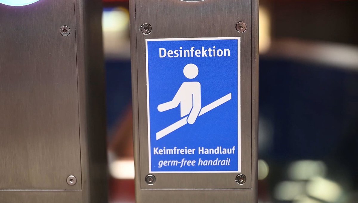 Keimfreier Handlauf an einer neuen Rolltreppe am Münchner Marienplatz. 