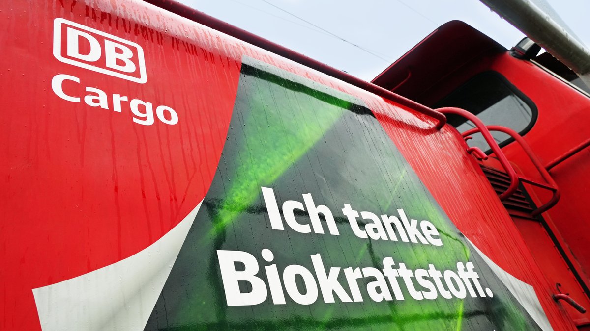 Eine Diesellokomotive der DB Cargo Baureihe 362 mit Aufkleber "Ich tanke Biokraftstoff" (Symbolbild)