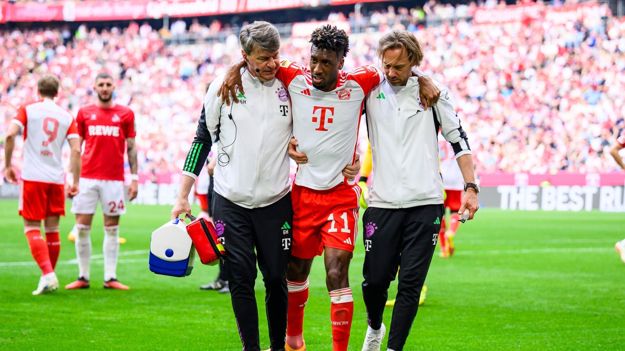 Kingsley Coman verletzt sich im Spiel gegen Köln