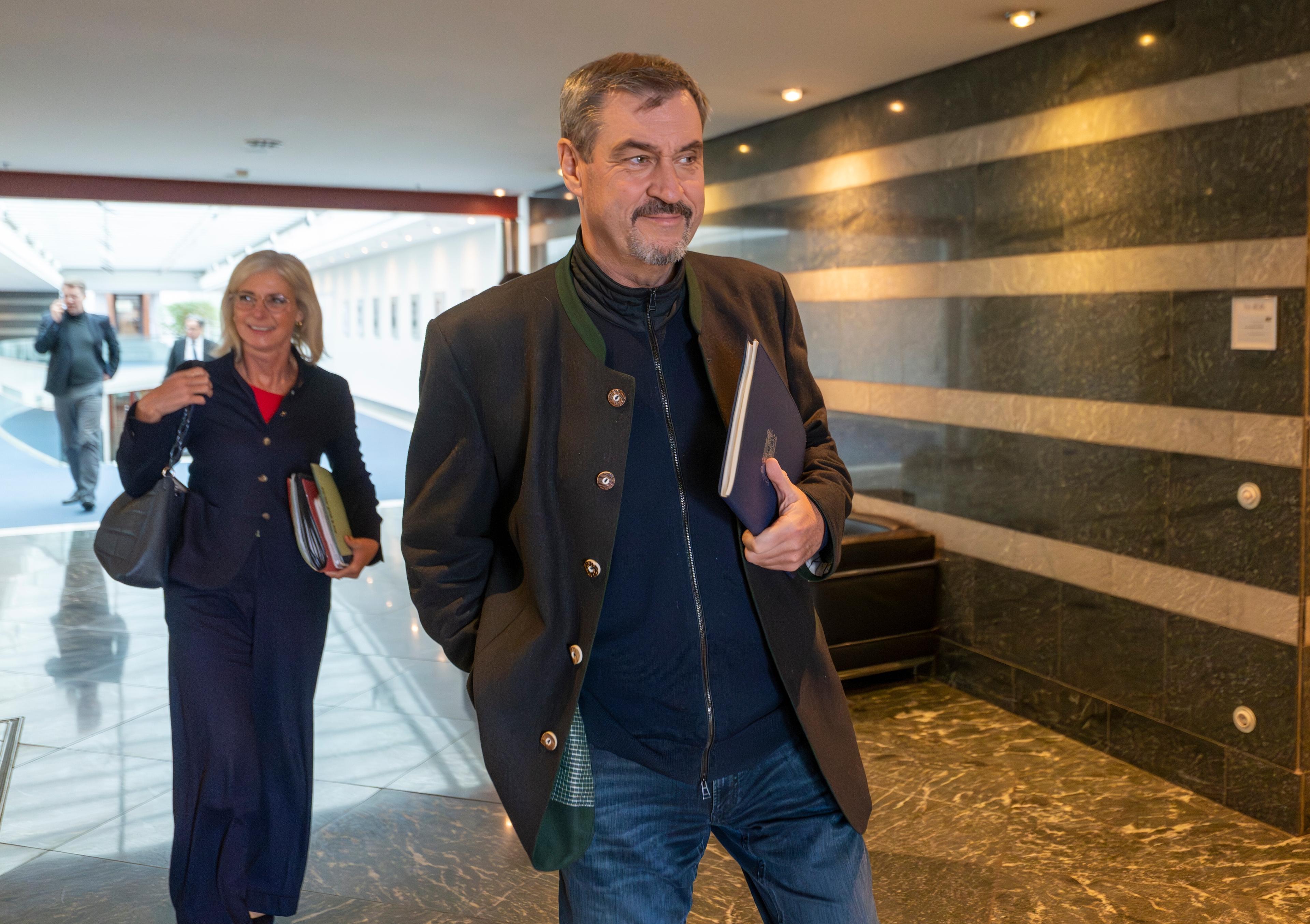 Bayerns Ministerpräsident Markus Söder (CSU) und Bayerns Familienministerin Ulrike Scharf (CSU) auf dem Weg zur Kabinettsklausur