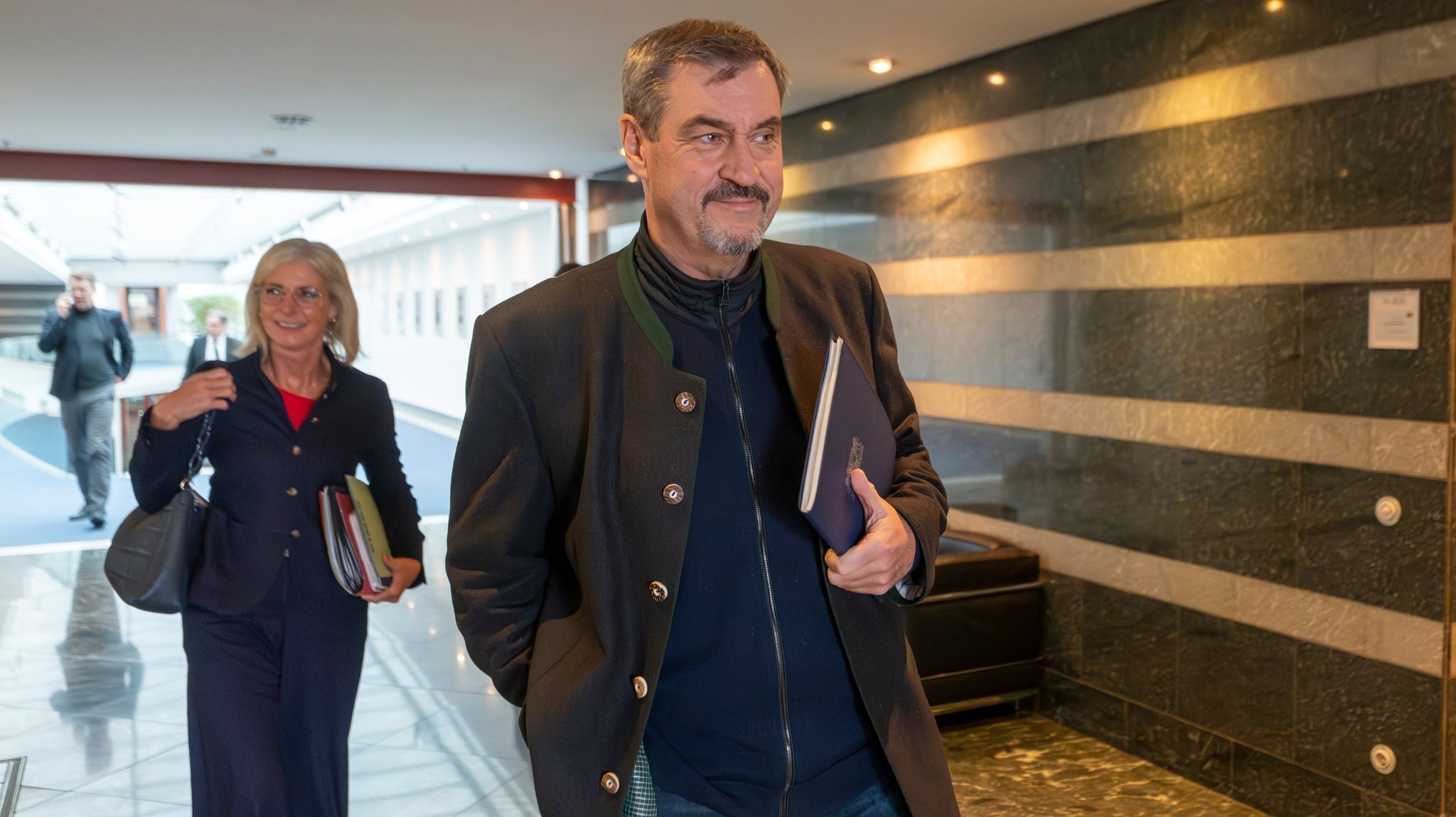 Bayerns Ministerpräsident Markus Söder (CSU) und Bayerns Familienministerin Ulrike Scharf (CSU) auf dem Weg zur Kabinettsklausur