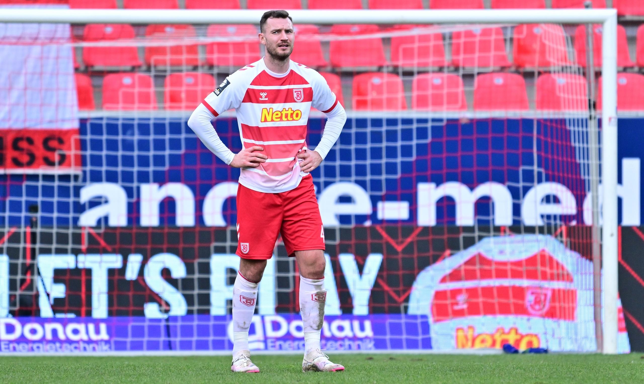  Florian Ballas (4, SSV Jahn Regensburg ) enttäuscht 