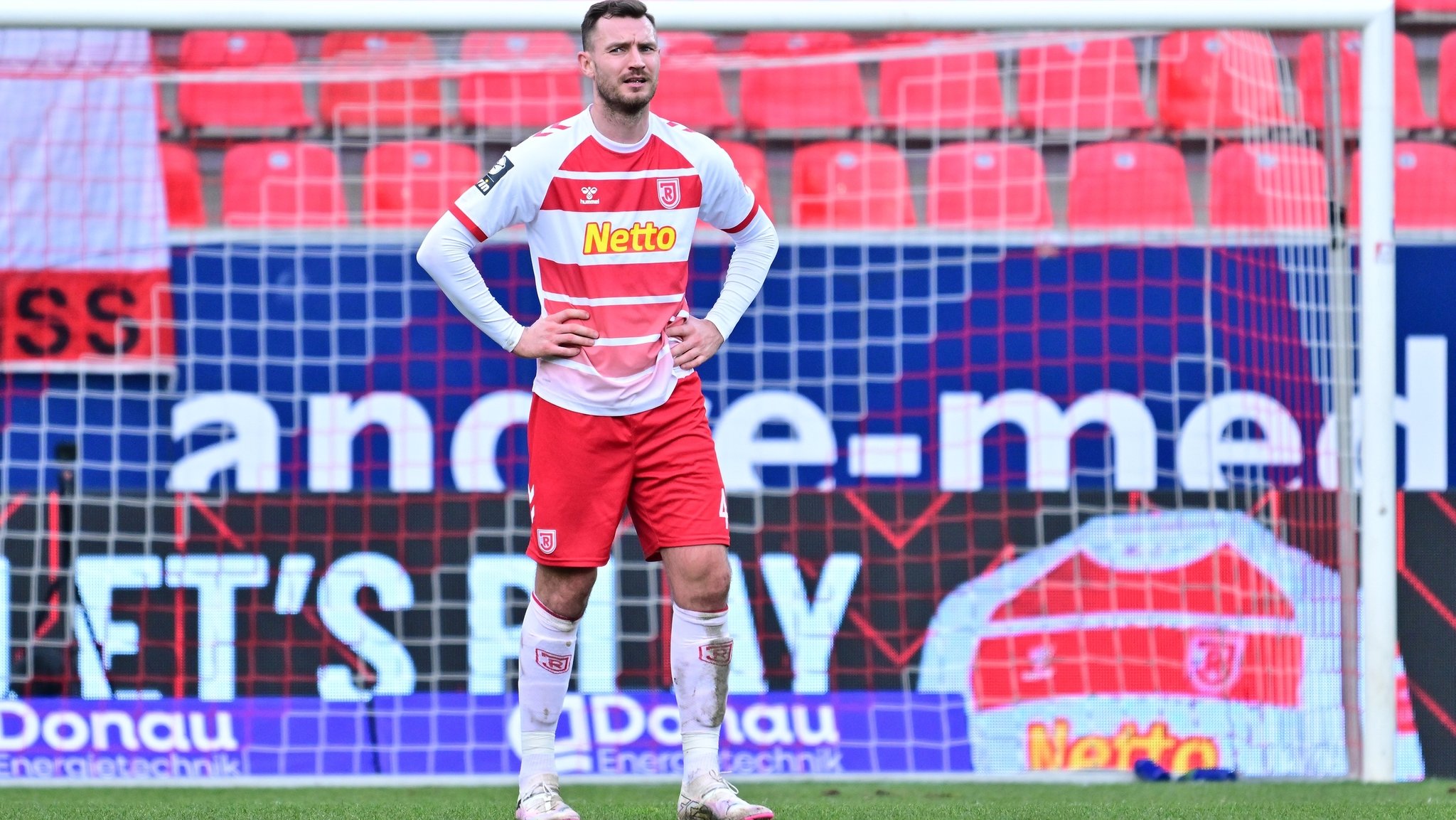  Florian Ballas (4, SSV Jahn Regensburg ) enttäuscht 