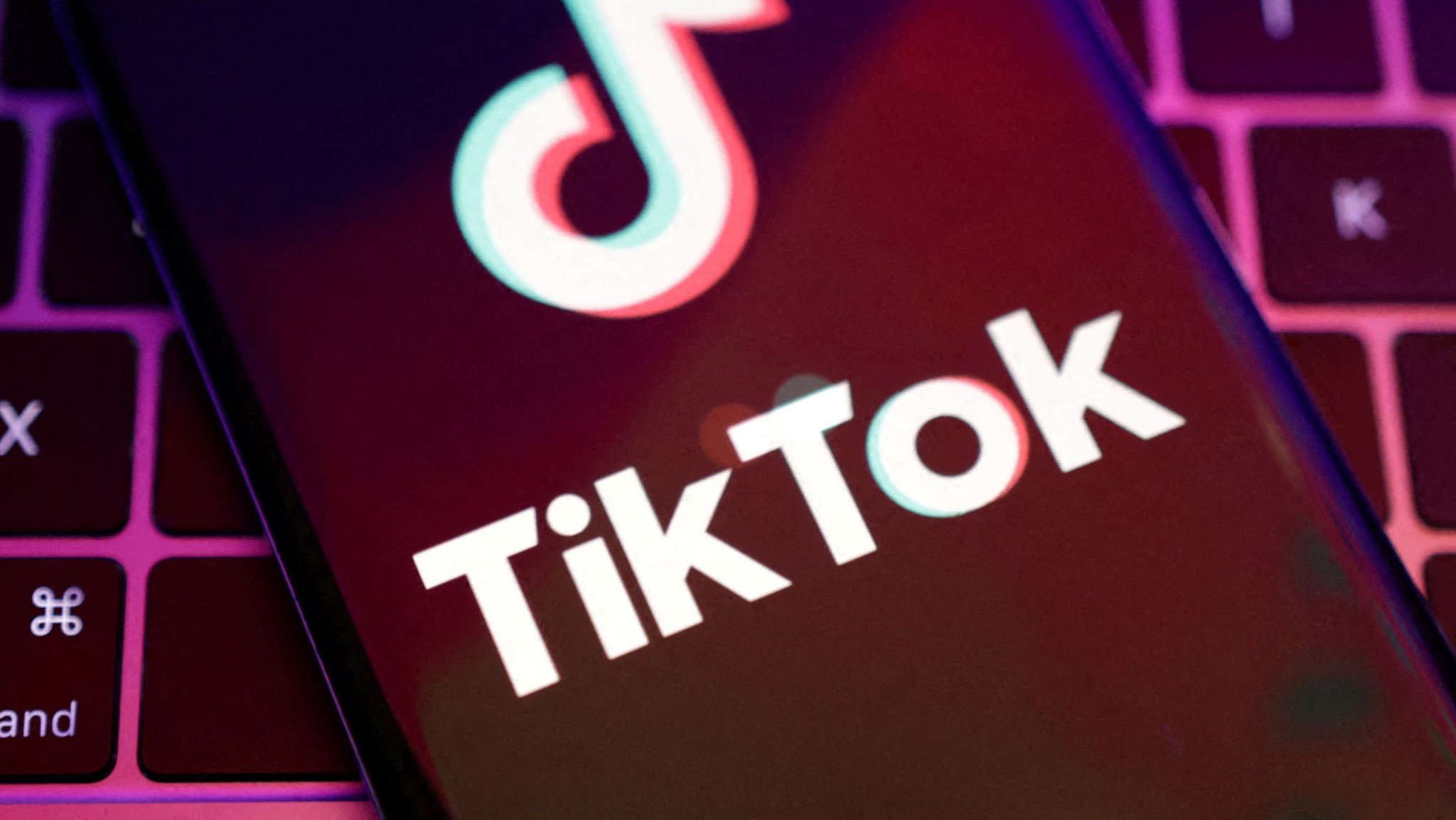 Smartphone mit TikTok-Logo