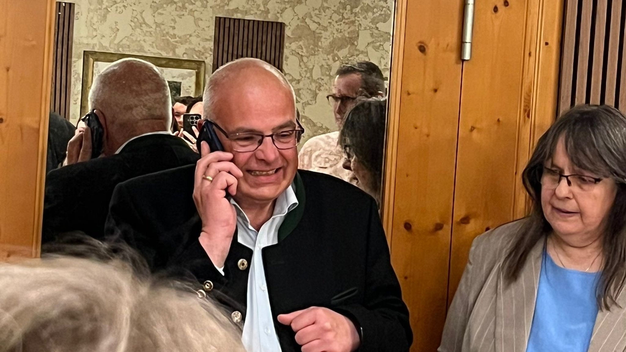 Hanngörg Zimmermann erfährt am Handy, dass er zum Landrat gewählt wurde