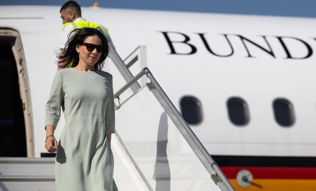 Bundesaußenministerin Annalena Baerbock steigt Ende Juni aus einem Regierungsflugzeug bei ihrer Ankunft im Libanon.