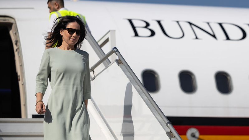 Bundesaußenministerin Annalena Baerbock steigt Ende Juni aus einem Regierungsflugzeug bei ihrer Ankunft im Libanon. | Bild: dpa-Bildfunk/Hannes P Albert Bundesaußenministerin Annalena Baerbock steigt Ende Juni aus einem Regierungsflugzeug bei ihrer Ankunft im Libanon.