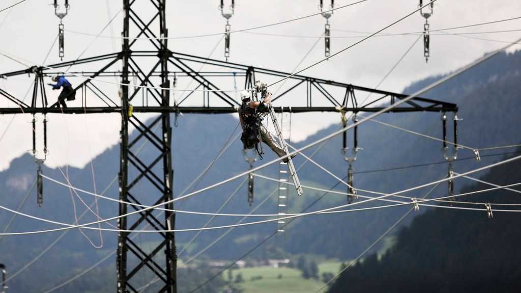 Arbeiter an Hochspannungsmast