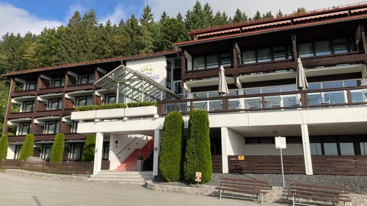 Dieses Vier-Sterne-Hotel in Rabenstein soll eine Asylunterkunft werden. Einwohnerinnen und Einwohner von Rabenstein sind dagegen.