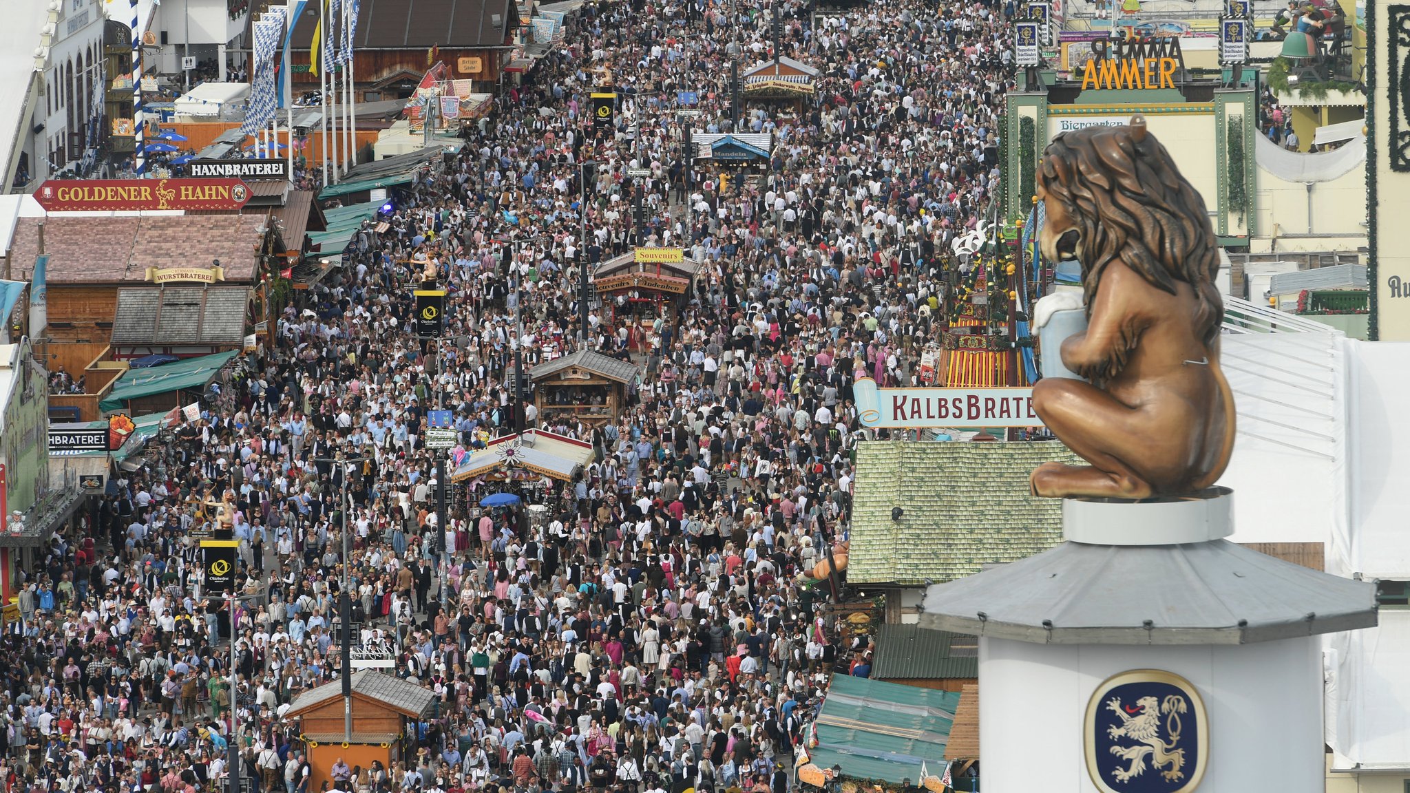 Unzählige Besucher der Wiesn sind am 22.09.2024 vom Riesenrad aus zu sehen.