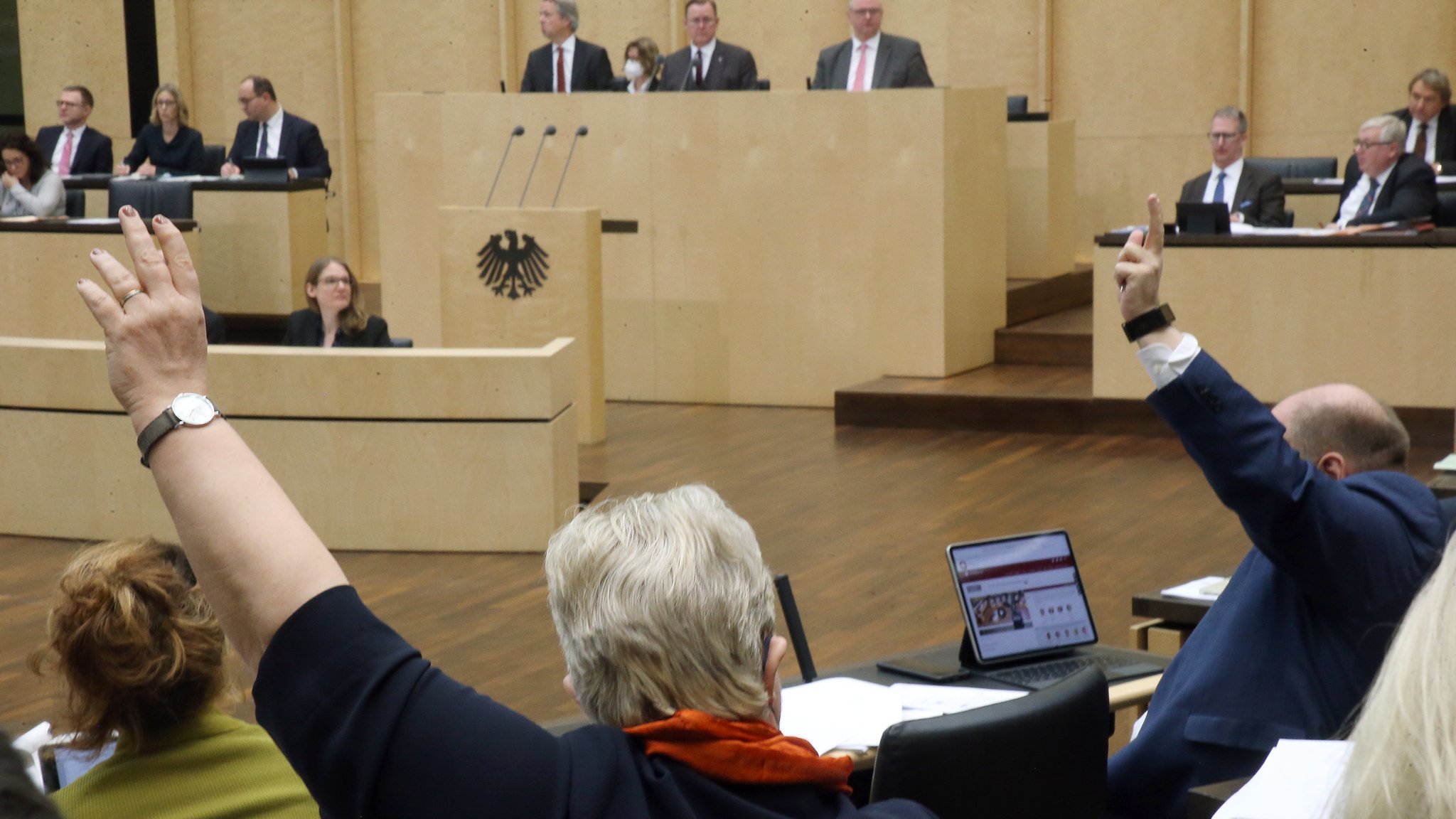 Abgeordnete der Länder nehmen im Bundesrat an Abstimmungen teil. (Symbolbild, 25.11.2022)