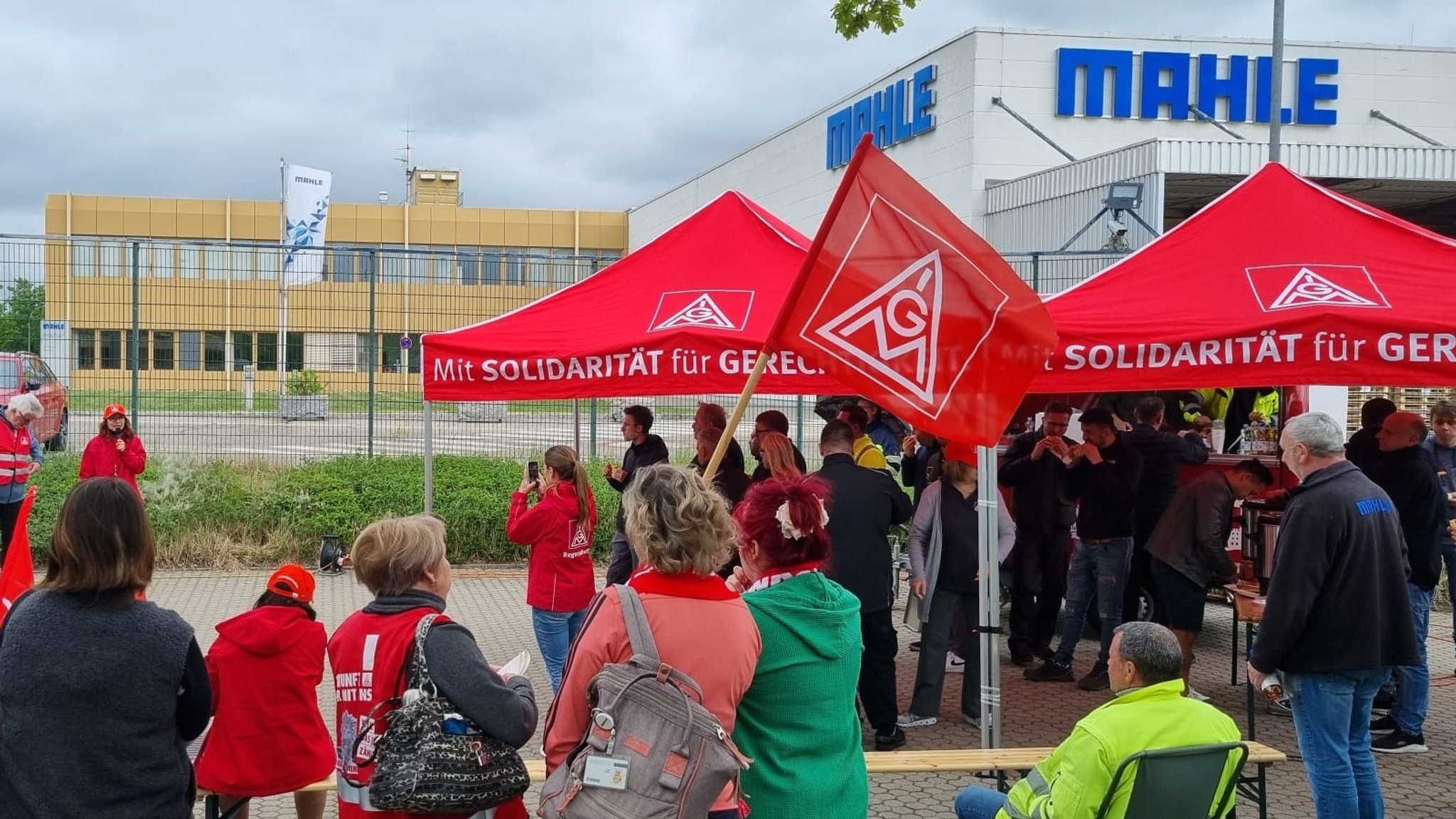 Mitarbeiter von Mahle bei einem Warnstreik vor dem Werk | Bild: IG Metall Mitarbeiter von Mahle bei einem Warnstreik vor dem Werk