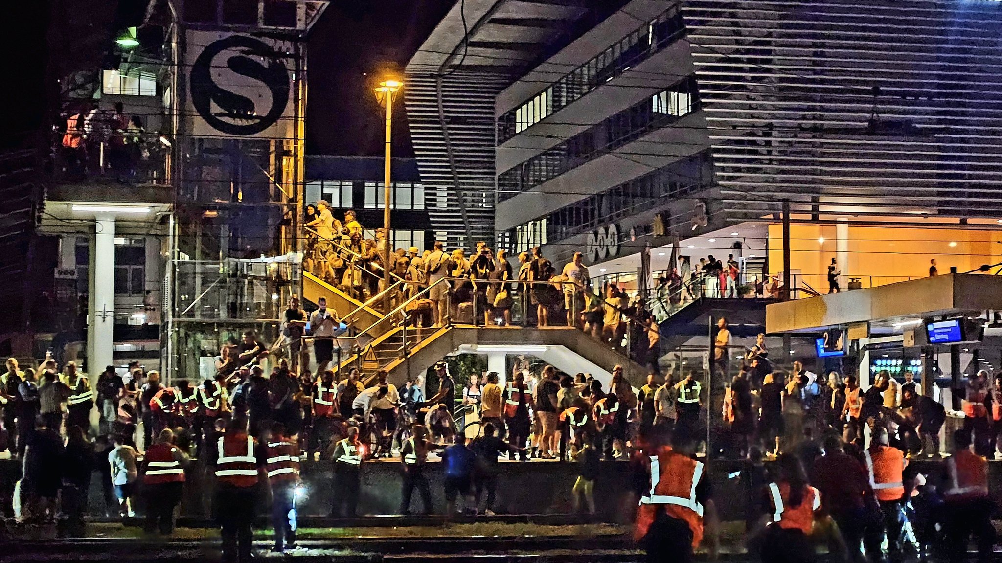 Evakuierung an der Hackerbrücke