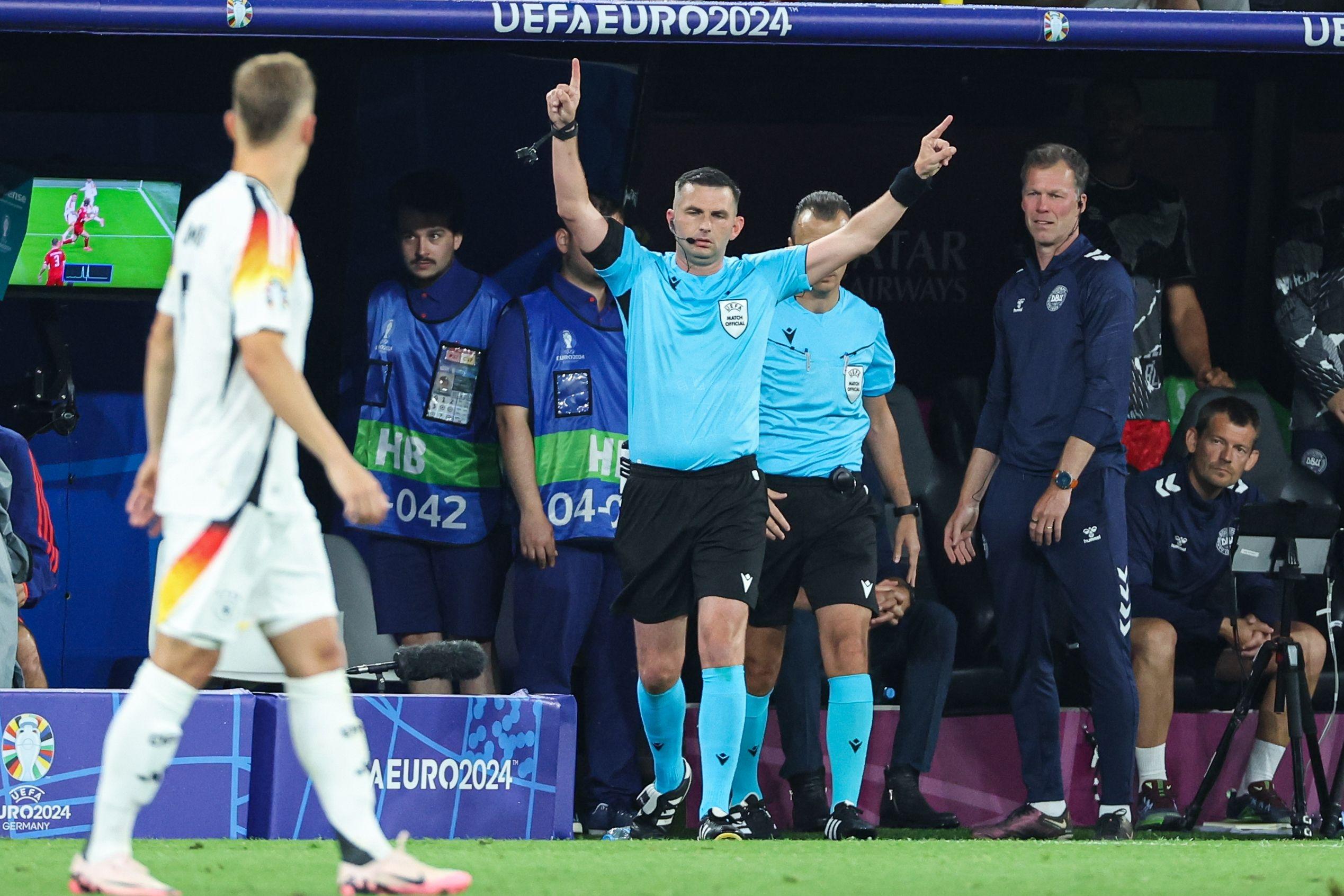 Referee Michael Oliver (England) schaut sich in der Review Area das Handspiel an, er gibt Elfmeter 