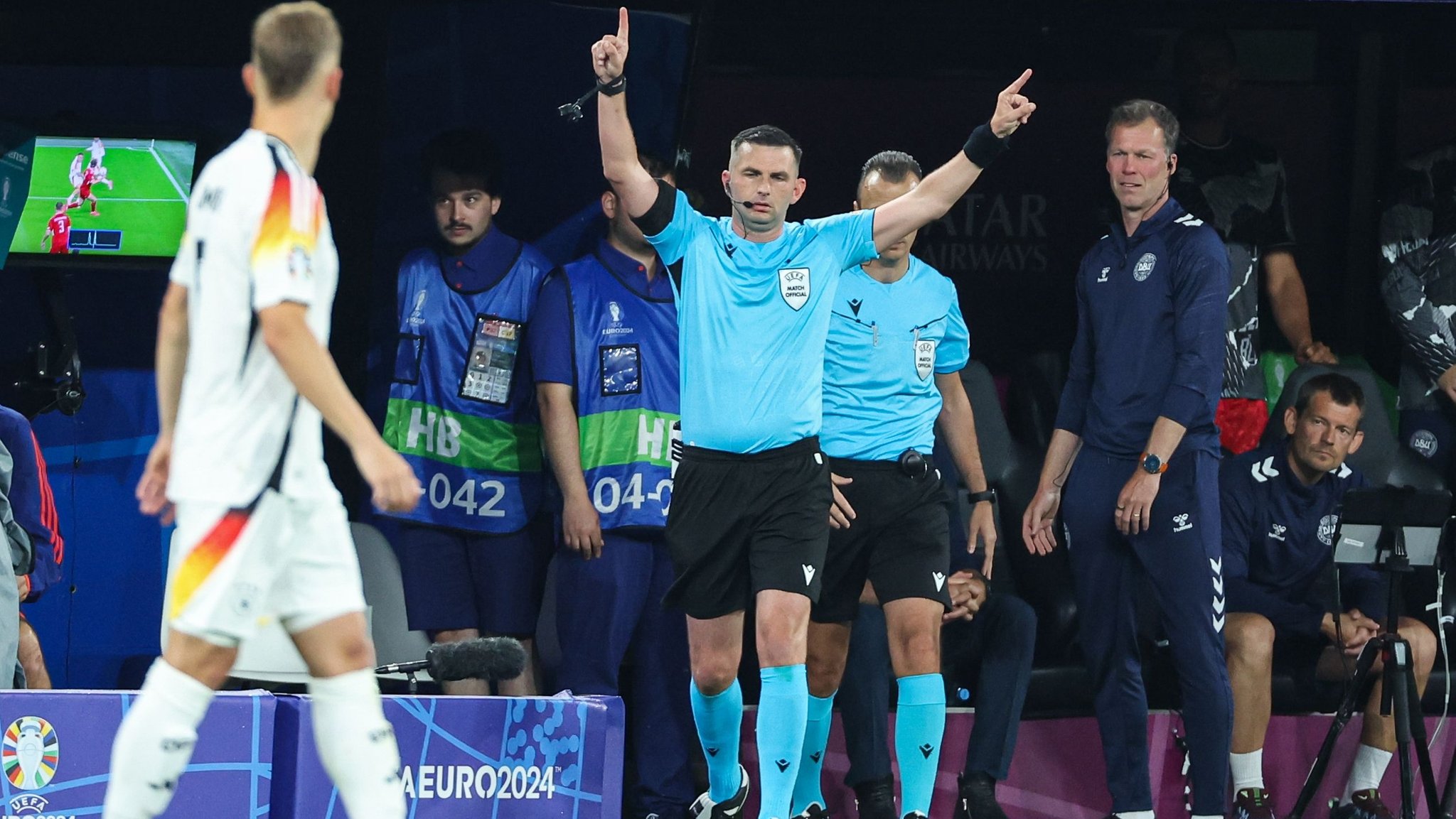 Referee Michael Oliver (England) schaut sich in der Review Area das Handspiel an, er gibt Elfmeter 