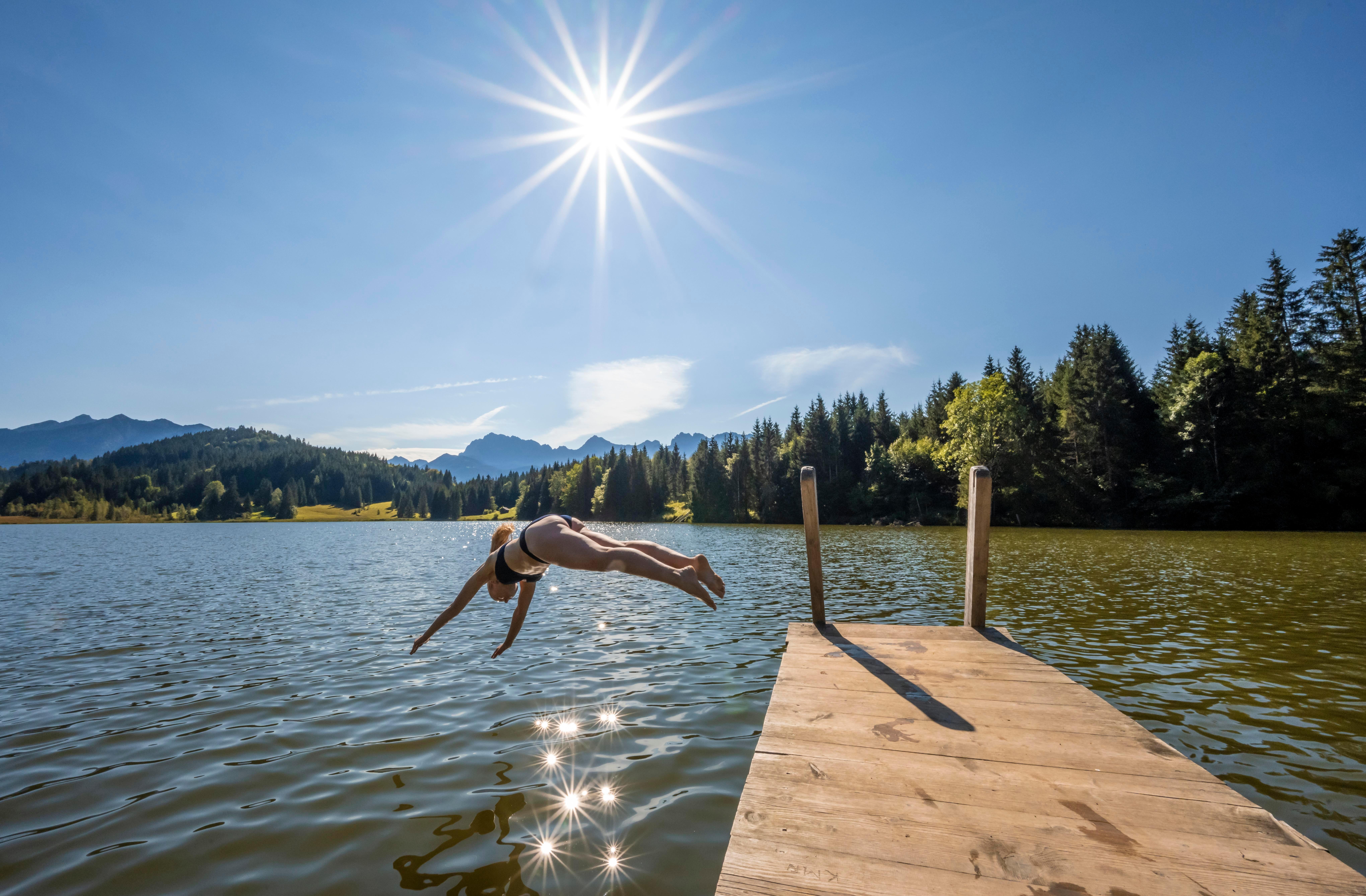 Trotz der hohen Temperaturen am Wochenende rät die DLRG ab, in den bayerischen Seen und Flüssen zu baden. 