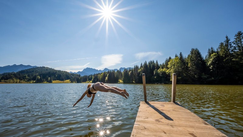 Trotz der hohen Temperaturen am Wochenende rät die DLRG ab, in den bayerischen Seen und Flüssen zu baden. 