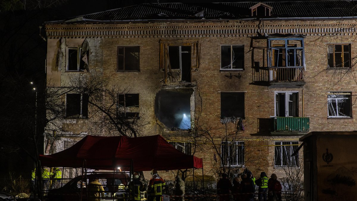 Feuerwehreinsatz bei durch Drohnenangriffe zerstörten Gebäuden in Kiew