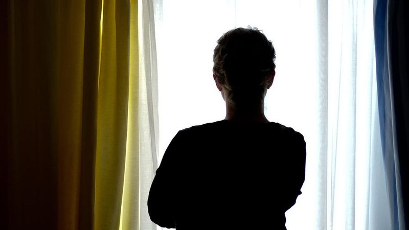 Bild einer Frau von hinten wie sie aus dem Fenster blickt | Bild: dpa-Bildfunk / Peter Steffen Bild einer Frau von hinten wie sie aus dem Fenster blickt