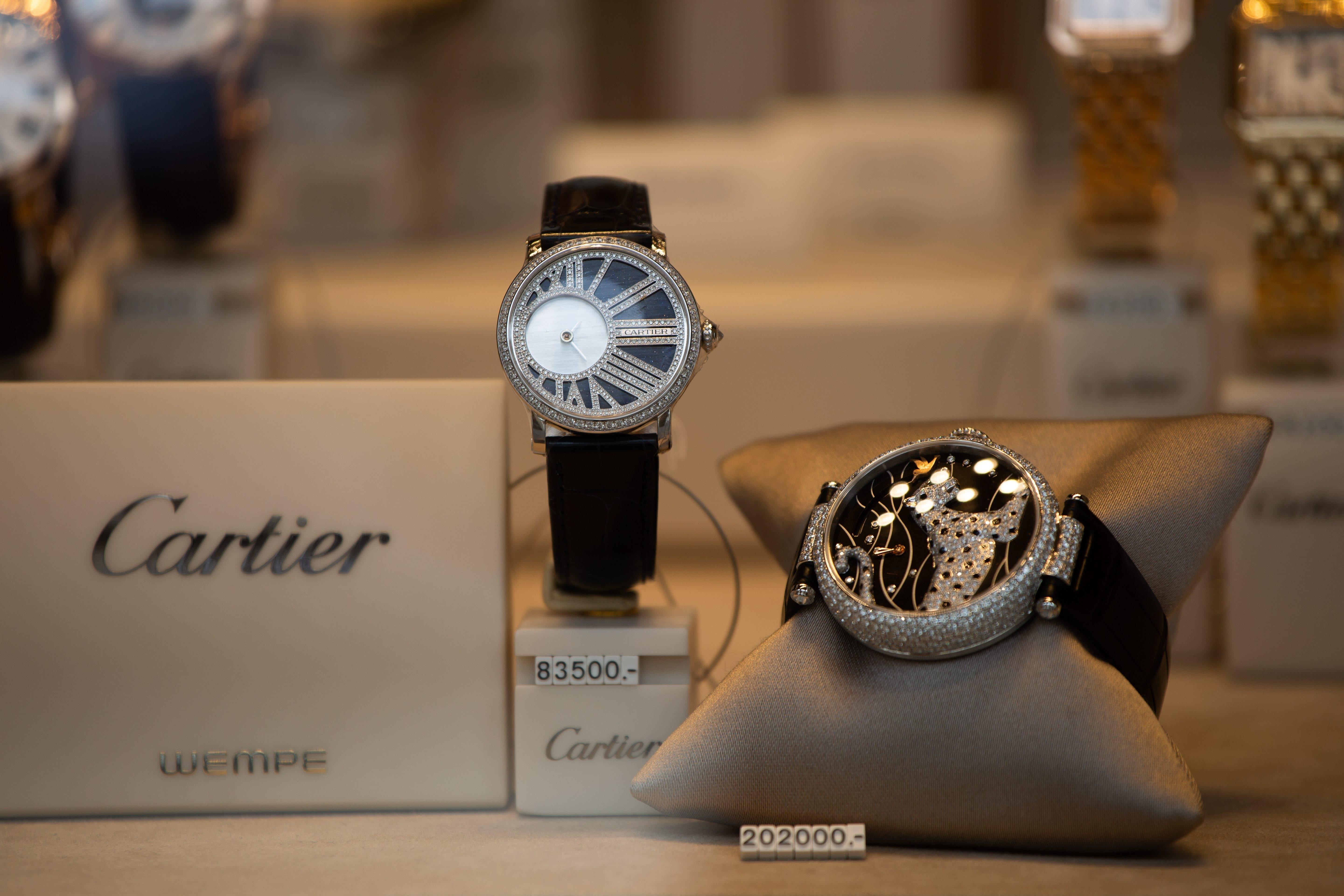 Nahaufnahme zweier Luxusuhren mit Brillanten; die linke kostet laut Auszeichnung 83.500 Euro. (Symbolbild)