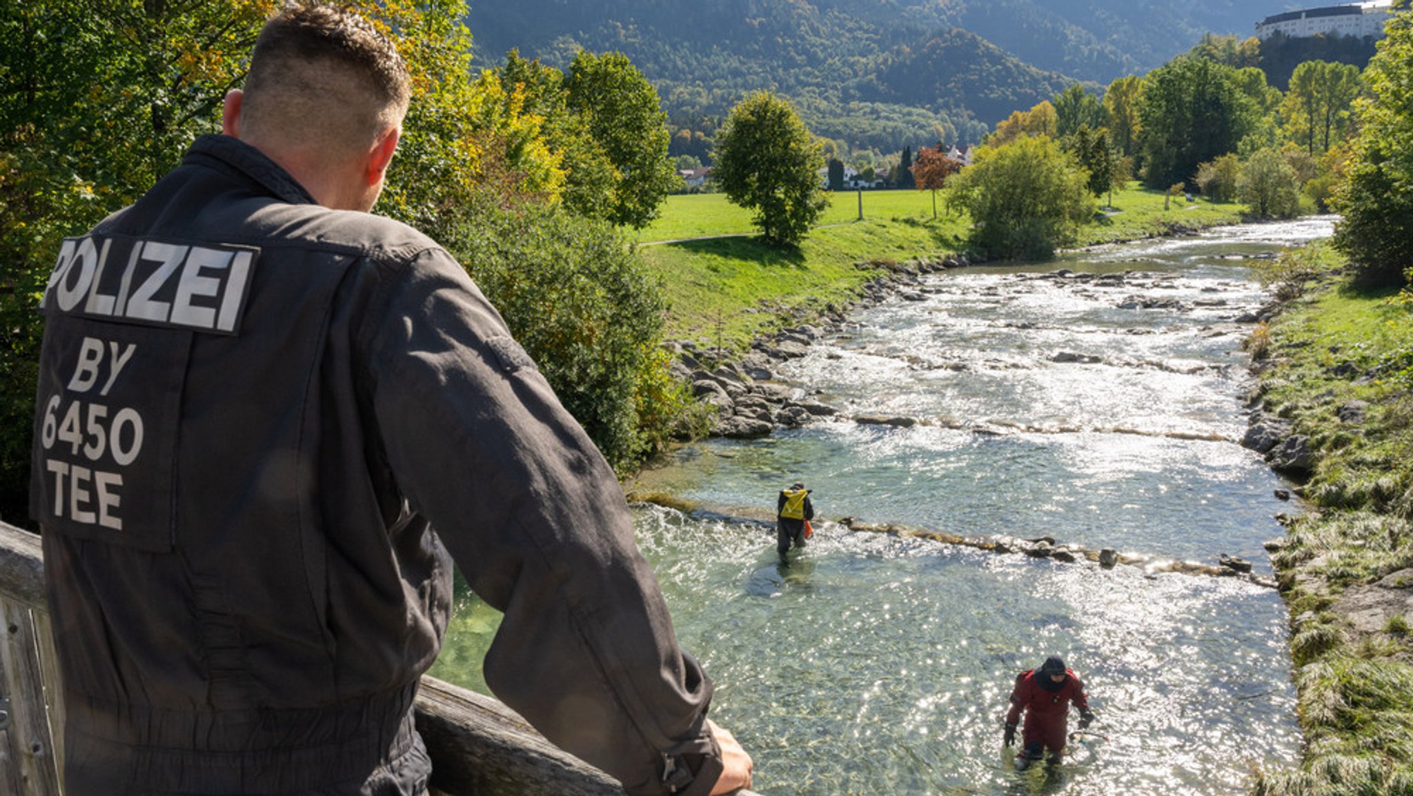 6. Oktober: Nach dem Tod einer jungen Frau suchten Polizeitaucher in der Ortschaft das Flussbett der Prien nach Spuren ab.