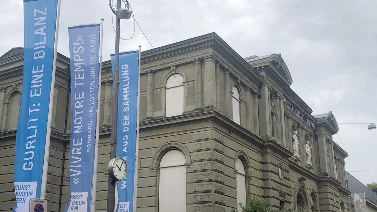 Fahnen mit dem Aufdruck "Gurlitt: Eine Bilanz" hängen vor dem Kunstmuseum Bern. In der Ausstellung präsentiert das Museum bis 15. Januar 2023 Werke, die der Kunstsammler Cornelius Gurlitt dem Museum vermacht hatte, und die Ergebnisse der Aufarbeitung.