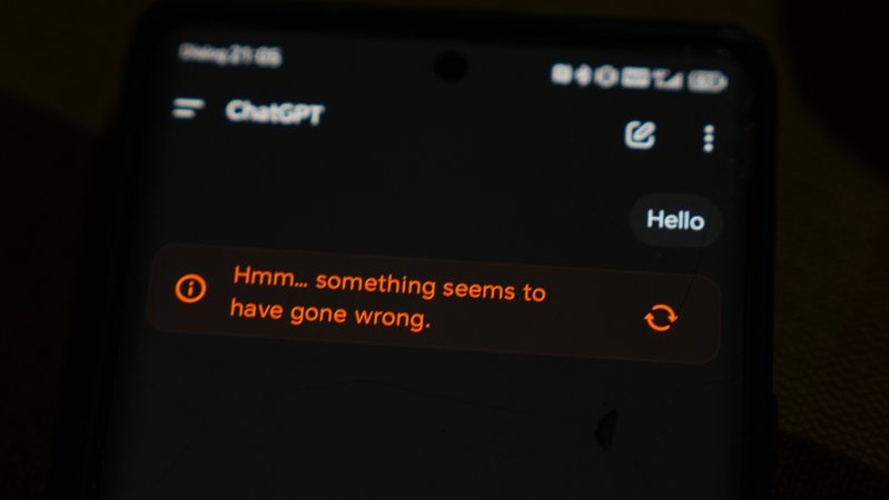 Symbolbild: ChatGPT gibt eine Fehlermeldung aus. | Bild: picture alliance / NurPhoto | Thilina Kaluthotage Symbolbild: ChatGPT gibt eine Fehlermeldung aus.