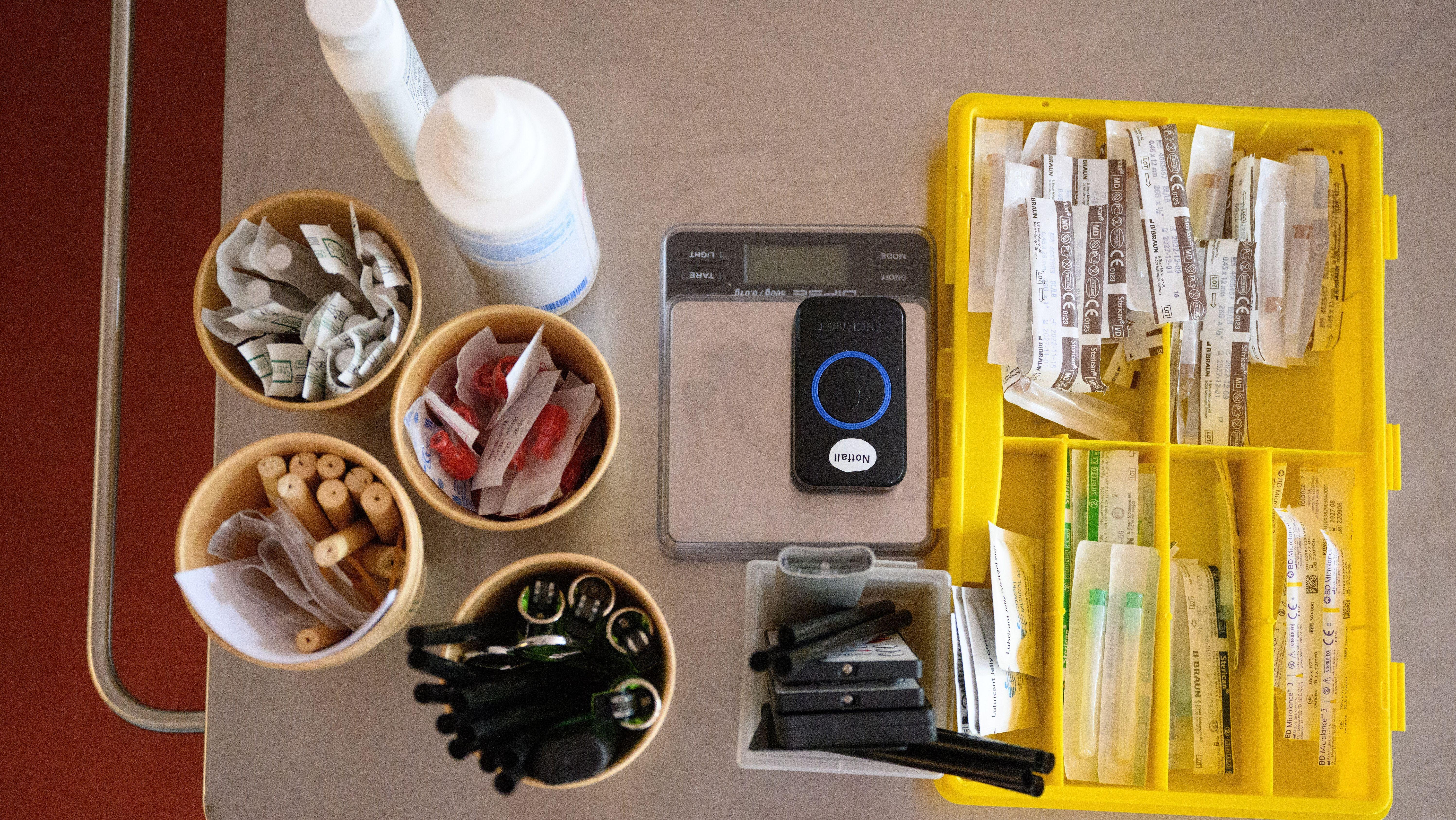 Utensilien zum Konsumieren von Drogen liegen in einem Drogenkonsumraum. 