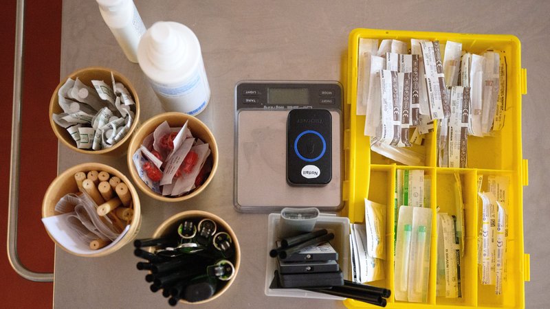 Utensilien zum Konsumieren von Drogen liegen in einem Drogenkonsumraum. | Bild: picture alliance/dpa | Bernd von Jutrczenka Utensilien zum Konsumieren von Drogen liegen in einem Drogenkonsumraum.