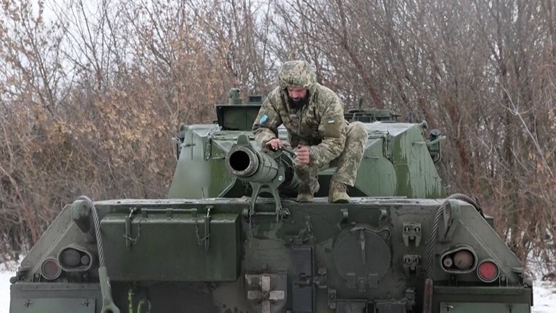 Soldat auf Panzer in der Ukraine