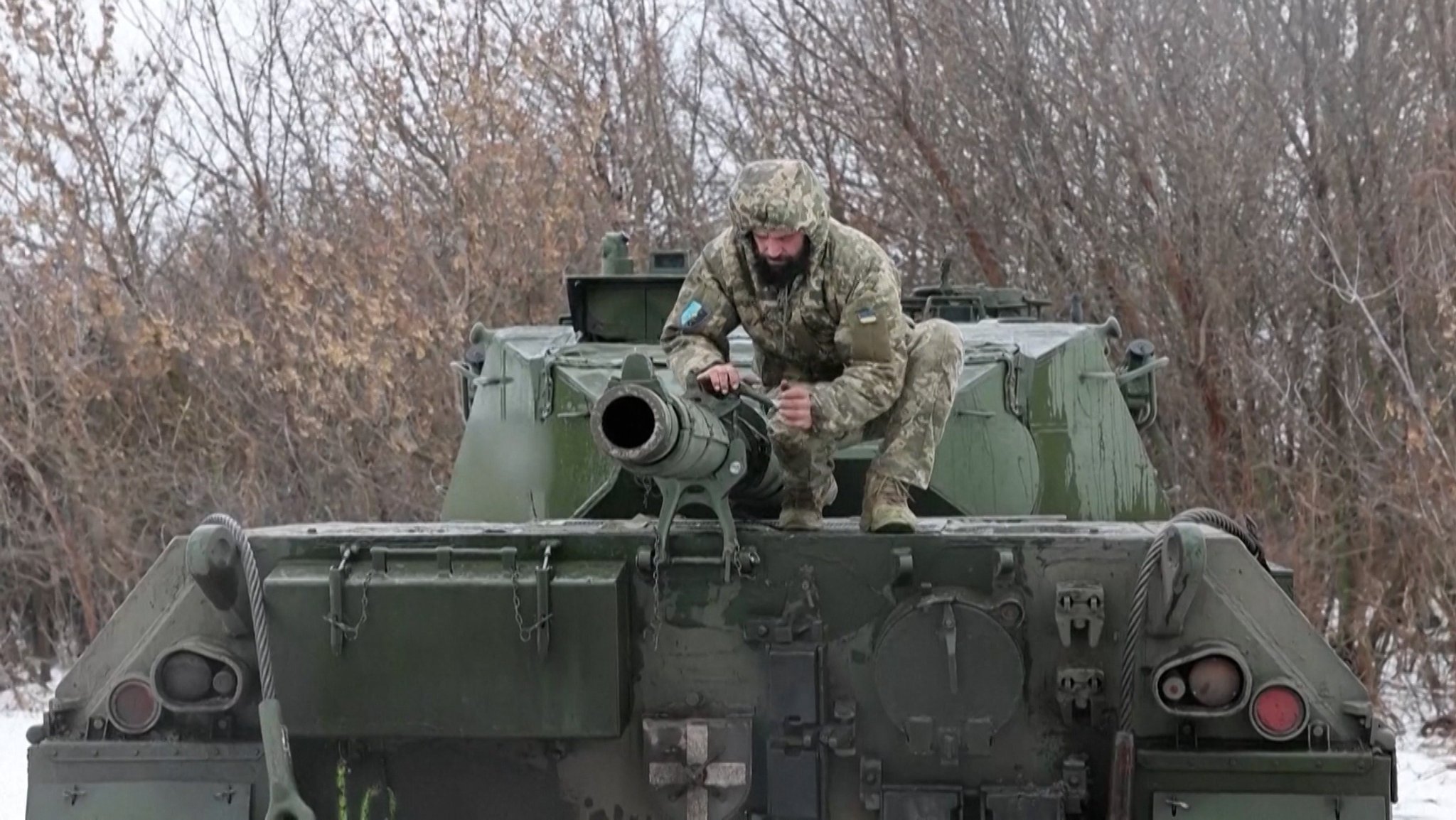 Soldat auf Panzer in der Ukraine