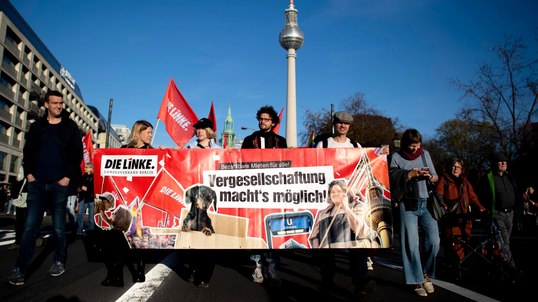 Aktivisten der Partei Die Linke mit Transparent Vergesellschaftung macht es moeglich auf der Demonstration | Bild: picture alliance / IPON | Stefan Boness Aktivisten der Partei Die Linke mit Transparent Vergesellschaftung macht es moeglich auf der Demonstration