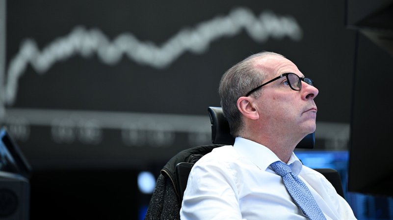 Börsenhändler auf dem Parkett der Frankfurter Börse | Bild: dpa-Bildfunk/Arne Dedert Börsenhändler auf dem Parkett der Frankfurter Börse