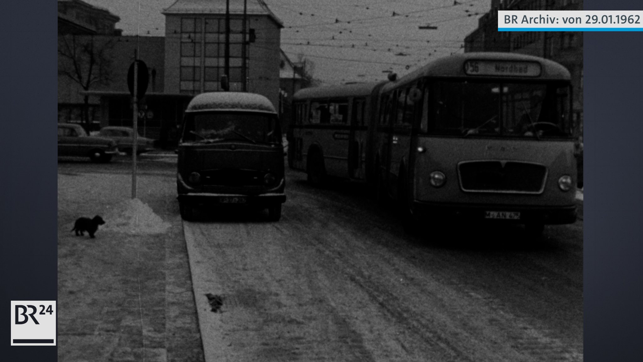 Gelenkbus überholt stehendes Fahrzeug