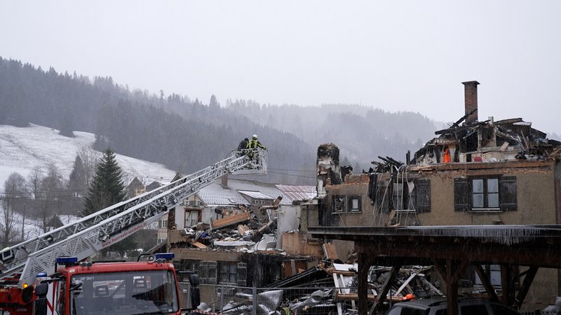 Feuerwehrleute auf einer Drehleiter neben einem völlig zerstörten Wohnhaus | Bild: BR/Johannes Hofmann Feuerwehrleute auf einer Drehleiter neben einem völlig zerstörten Wohnhaus