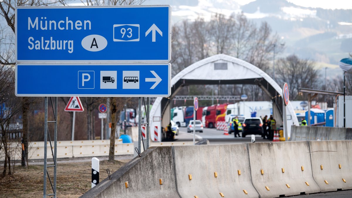 28.03.21: Bundespolizisten kontrollieren an der A93 am Grenzübergang Kiefersfelden Reisende bei der Einreise von Österreich nach Deutschland.
