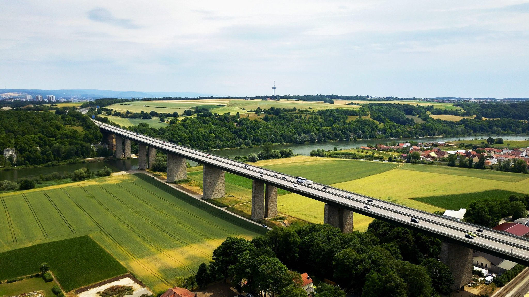 Die Sinzinger Autobahnbrücke bei Regensburg