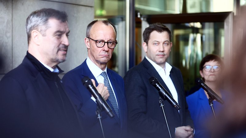 Markus Söder (CSU, l-r), Ministerpräsident von Bayern und CSU-Vorsitzender, Friedrich Merz, Unions-Kanzlerkandidat und CDU-Bundesvorsitzender, Lars Klingbeil, SPD-Fraktions- und Bundesvorsitzender, und Saskia Esken, SPD-Bundesvorsitzende | Bild: picture alliance/dpa | Christoph Soeder Markus Söder (CSU, l-r), Ministerpräsident von Bayern und CSU-Vorsitzender, Friedrich Merz, Unions-Kanzlerkandidat und CDU-Bundesvorsitzender, Lars Klingbeil, SPD-Fraktions- und Bundesvorsitzender, und Saskia Esken, SPD-Bundesvorsitzende