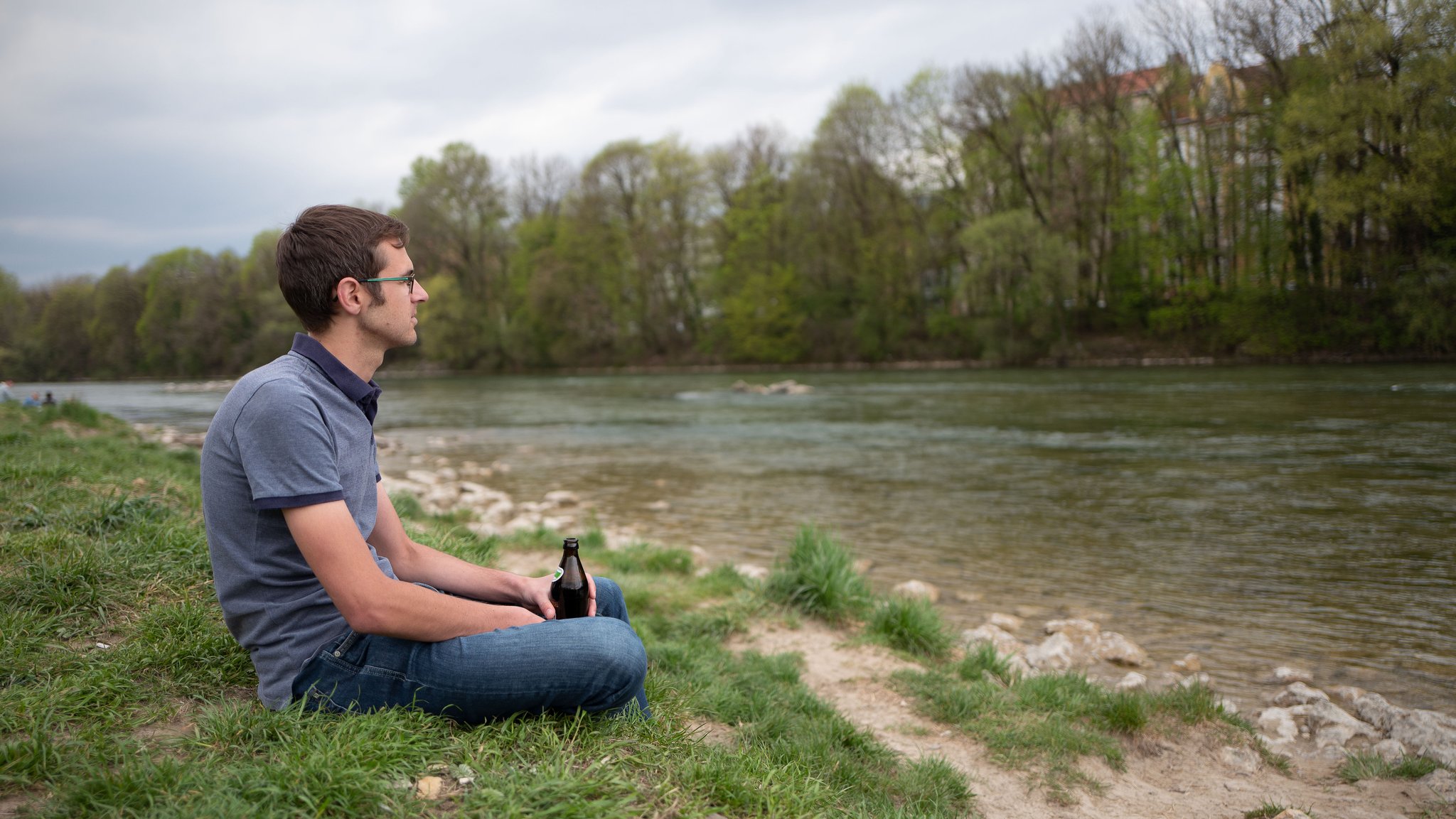 Georg Irgmaier mit Wegbier an der Isar. 