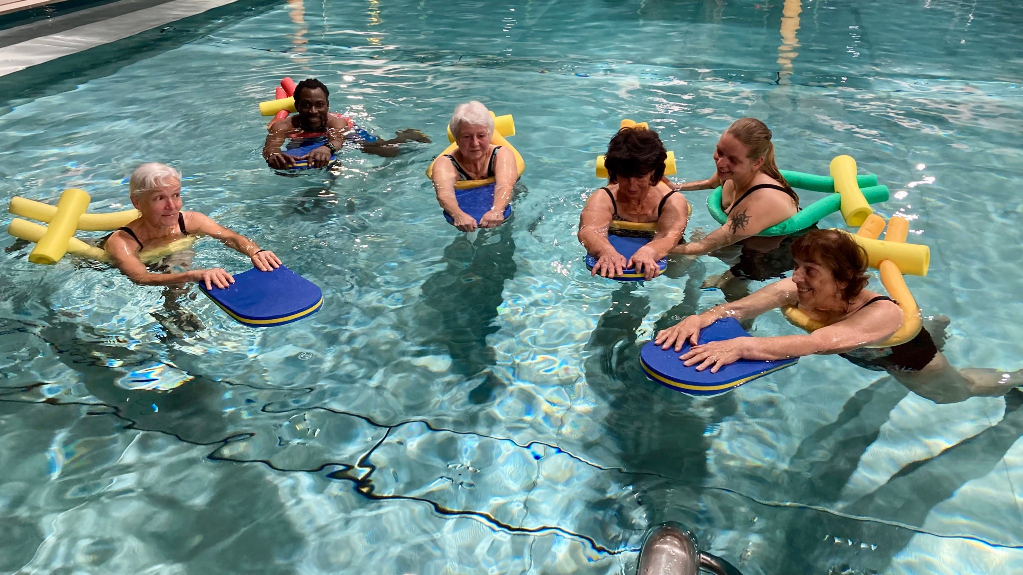 Die Teilnehmerinnen und Teilnehmer des Schwimmkurses für Erwachsene im Osserbad Lam.