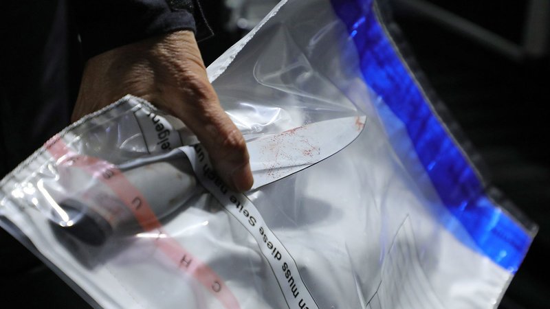 Ein Kriminaltechniker stellt ein Messer am Tatort sicher. (Symbolfoto) | Bild: dpa-Bildfunk/Roland Halkasch Ein Kriminaltechniker stellt ein Messer am Tatort sicher. (Symbolfoto)
