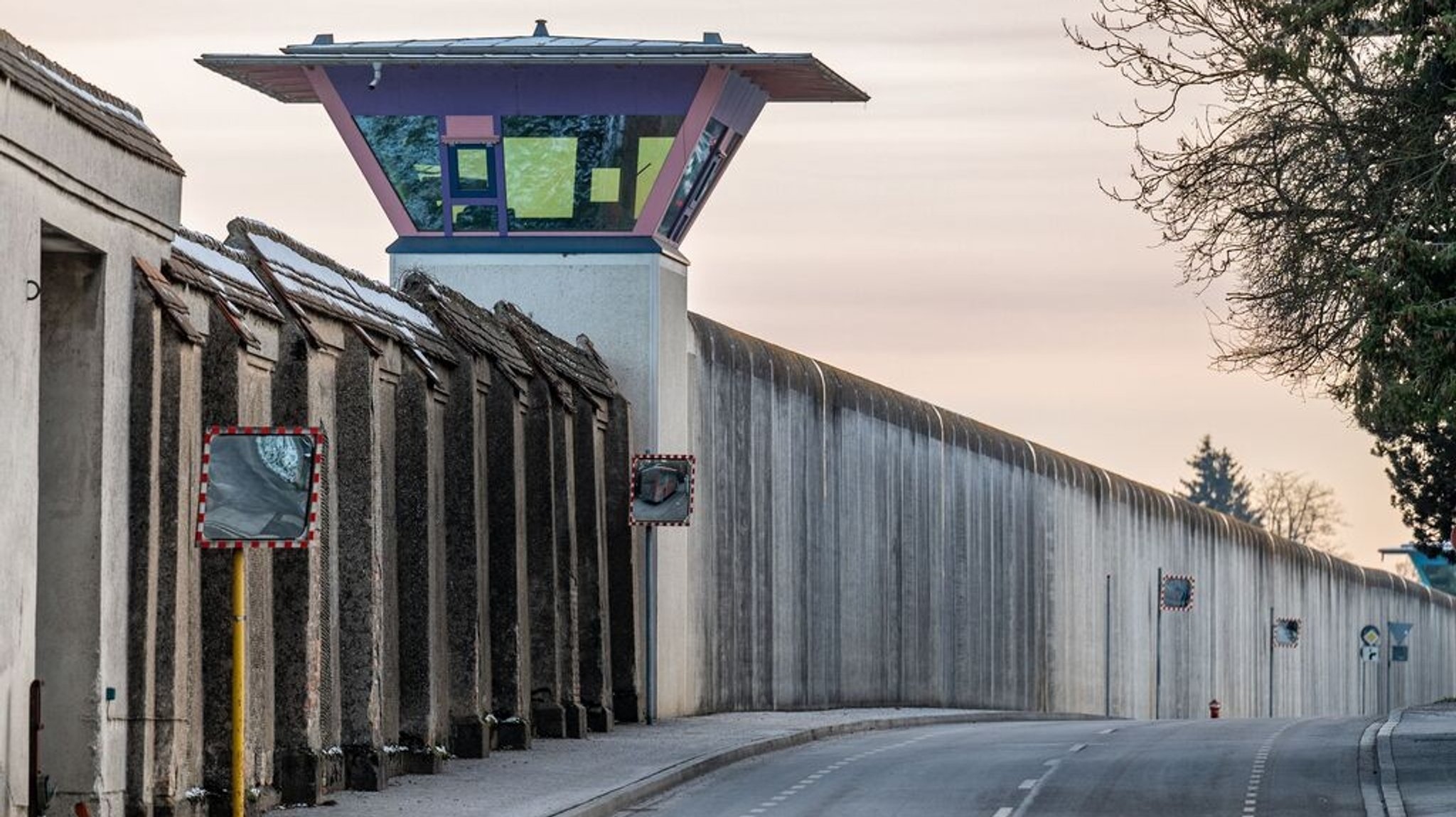 13.12.2022, Bayern, Straubing: Ein Wachturm der Justizvollzugsanstalt Straubing. Das bayerische Justizministerium registriert zunehmend Drohnen, die über die Anstalten im Freistaat fliegen. (zu dpa: «Justiz fürchtet Gefängnisausbrüche per Drohne») Foto: Armin Weigel/dpa +++ dpa-Bildfunk +++ | Bild: dpa-Bildfunk/Armin Weigel 13.12.2022, Bayern, Straubing: Ein Wachturm der Justizvollzugsanstalt Straubing. Das bayerische Justizministerium registriert zunehmend Drohnen, die über die Anstalten im Freistaat fliegen. (zu dpa: «Justiz fürchtet Gefängnisausbrüche per Drohne») Foto: Armin Weigel/dpa +++ dpa-Bildfunk +++