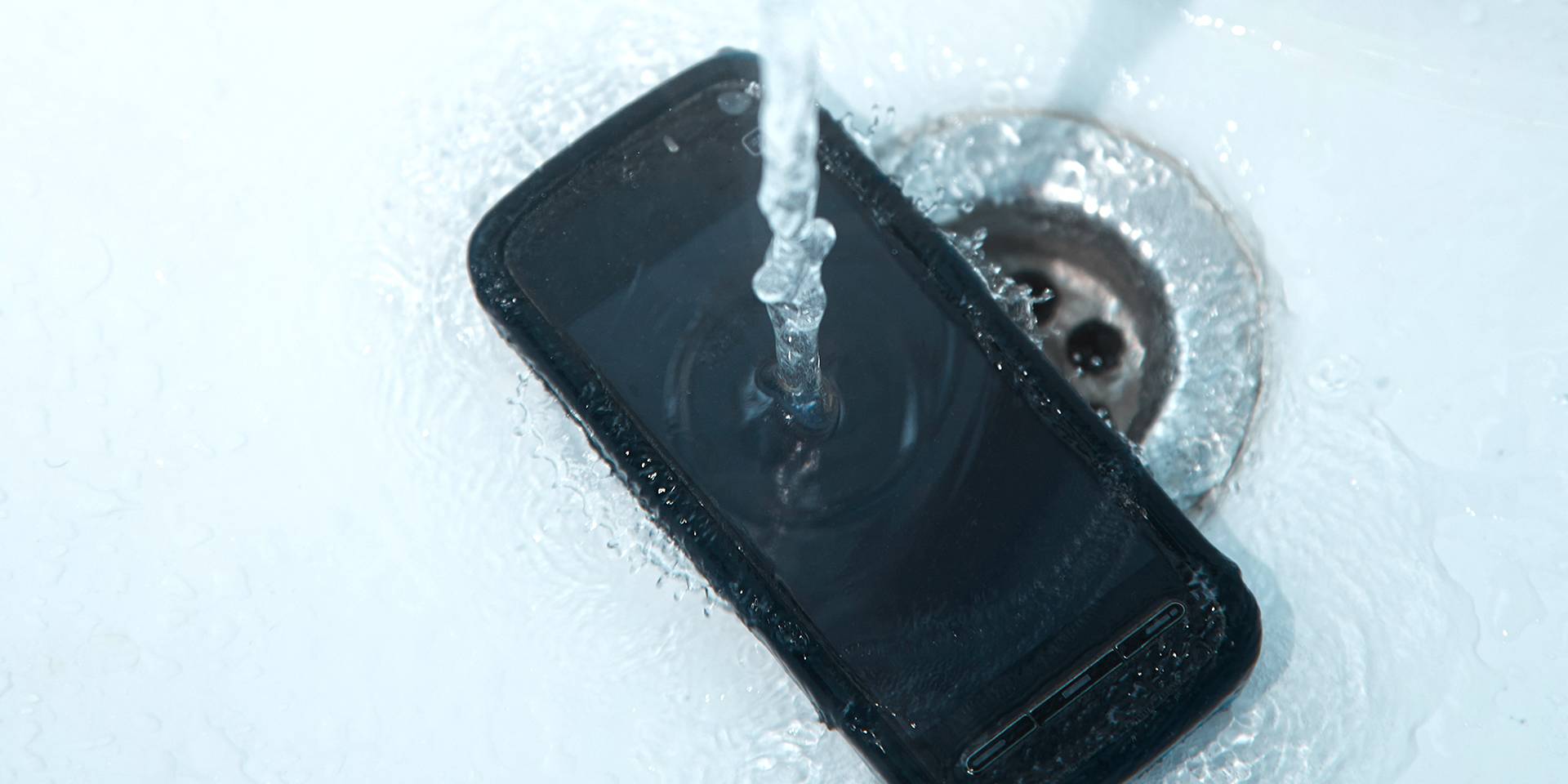 Smartphone und Wasser Handy ins Wasser gefallen - was soll ich jetzt machen? | BAYERN 3 Smartphone und Wasser Handy ins Wasser gefallen - was soll ich jetzt machen? | BAYERN 3