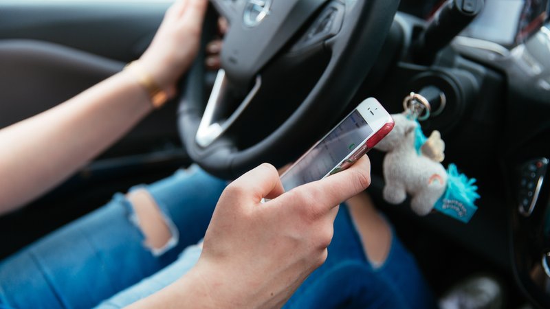 Eine junge Frau benutzt ihr Smartphone während des Fahrens. | Bild: BR/Sylvia Bentele Eine junge Frau benutzt ihr Smartphone während des Fahrens.