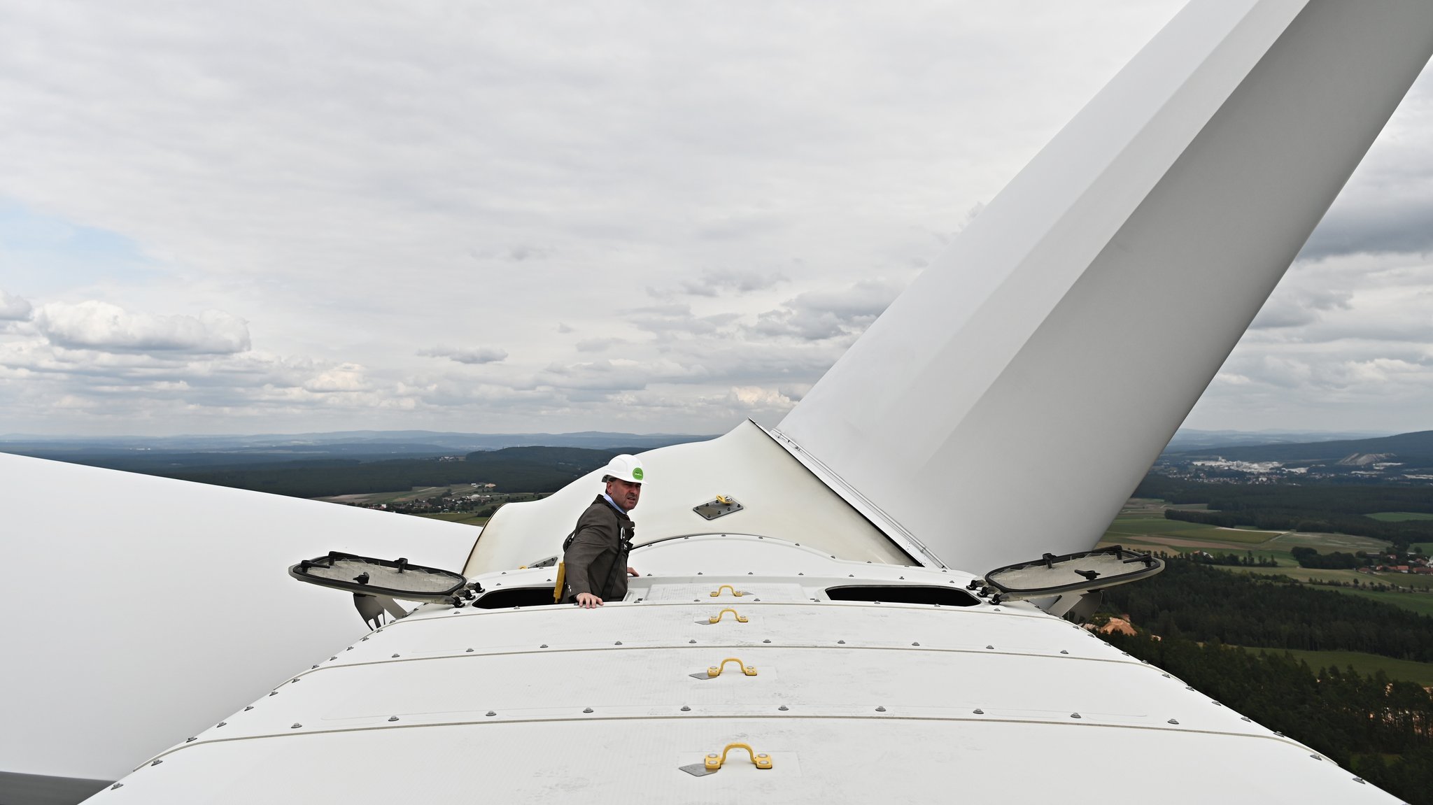 September 2019: Bayerns Wirtschaftsminister Aiwanger steigt auf das Windrad des Bürgerenergieparks Gebenbach (Oberpfalz).