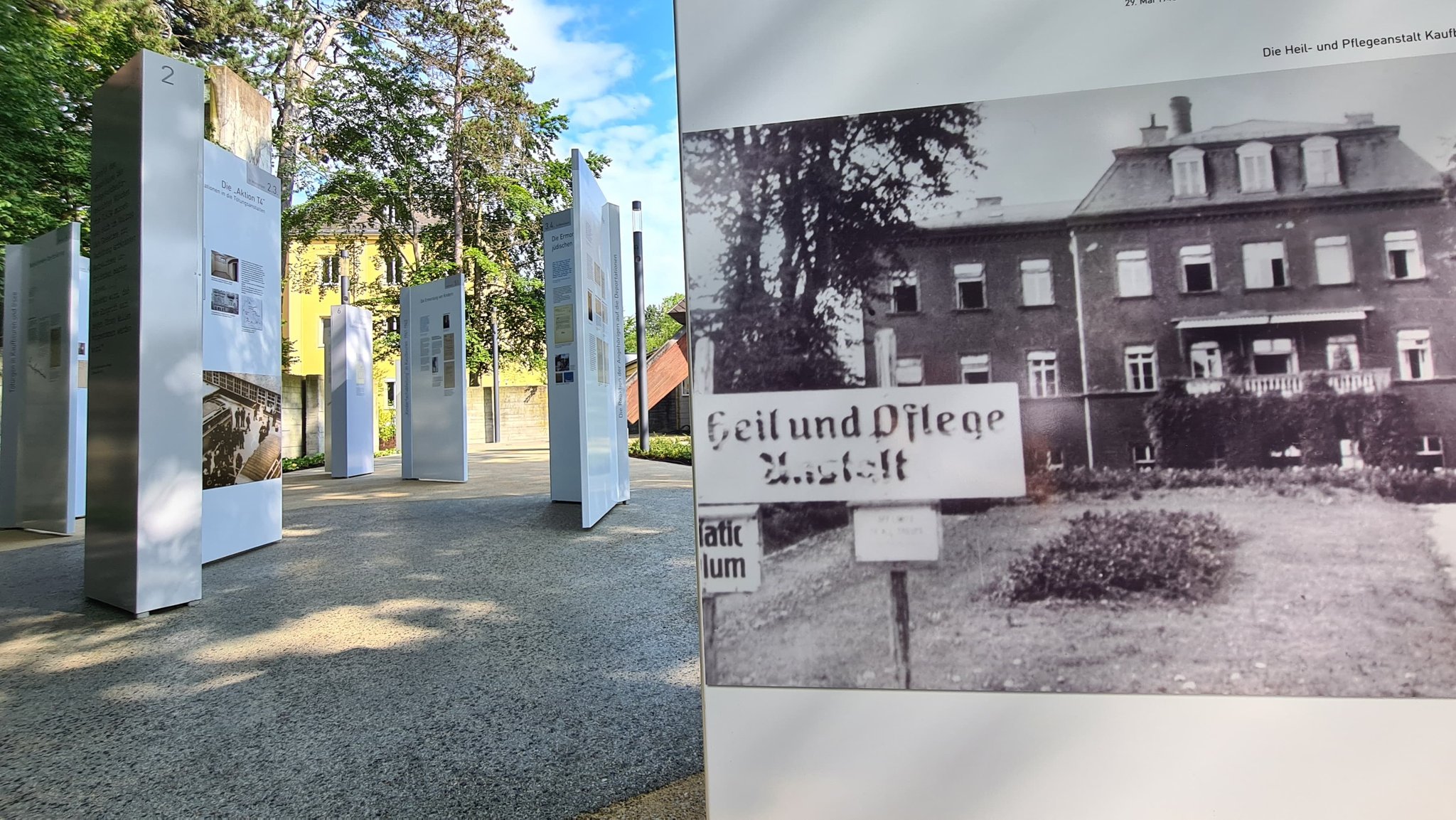 Acht Stelen auf dem Gelände des BKH Kaufbeuren erinnern an die Krankenmorde in der NS-Zeit.