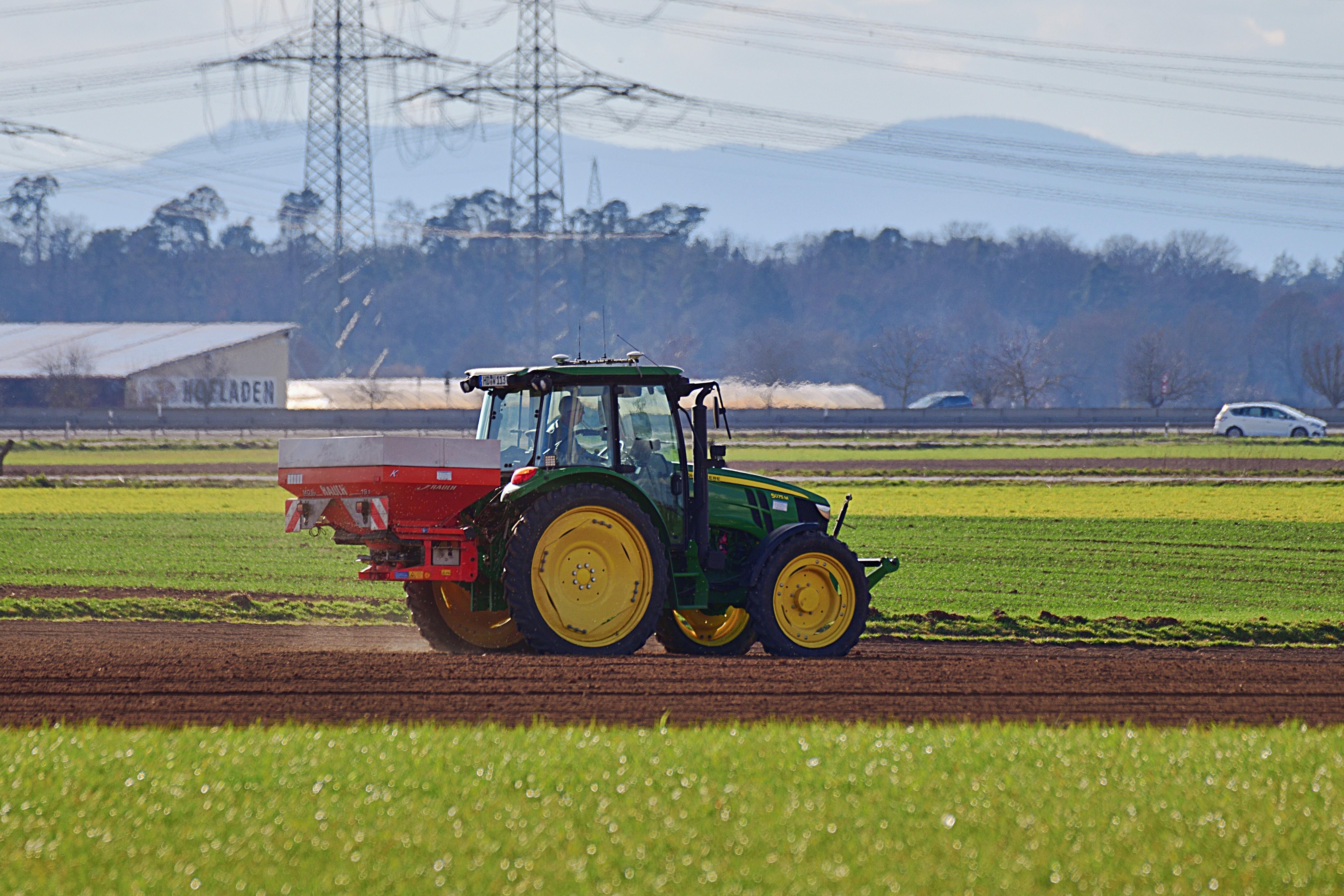 Symbolbild Bauern/ Dieselpreise. ARCHIV (11.03.2025) Landwirtschaft. Ein Landwirt bei der Feldarbeit mit seinem Traktor.
