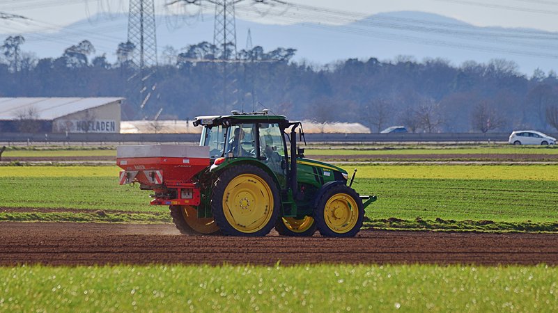 Symbolbild Bauern/ Dieselpreise. ARCHIV (11.03.2025) Landwirtschaft. Ein Landwirt bei der Feldarbeit mit seinem Traktor. | Bild: picture alliance / Daniel Kubirski | Daniel Kubirski Besondere Hinweise Symbolbild Bauern/ Dieselpreise. ARCHIV (11.03.2025) Landwirtschaft. Ein Landwirt bei der Feldarbeit mit seinem Traktor.