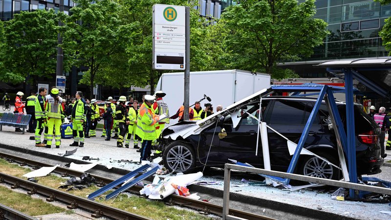 München: Auto fährt in Haltestelle – mehrere Verletzte | Bild: Felix Hörhager/dpa München: Auto fährt in Haltestelle – mehrere Verletzte